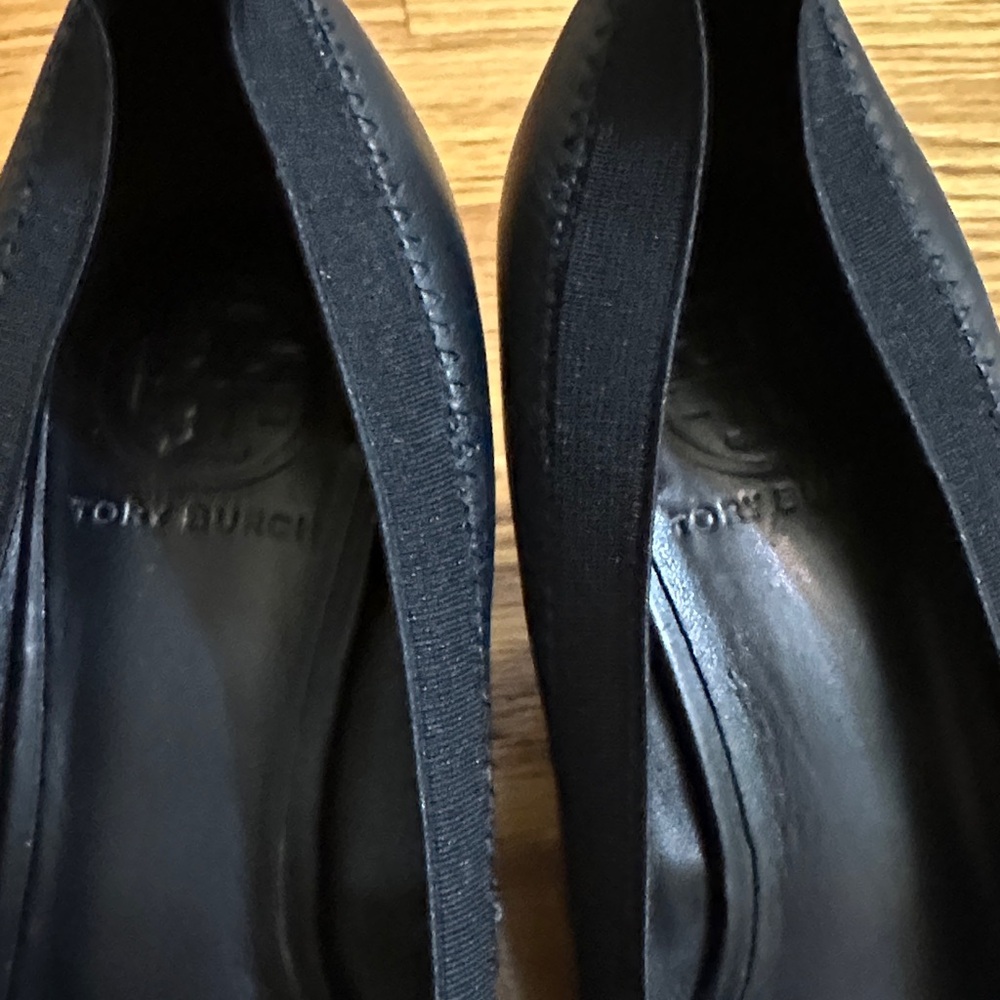🛍️SALE🛍️ Tory Burch Black Leather Heels with Gold Logo - Picture 8 of 8